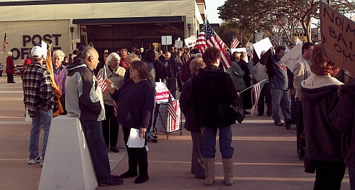 Van Nuys Tea Party Crowd Photo 04-15-09 No 2